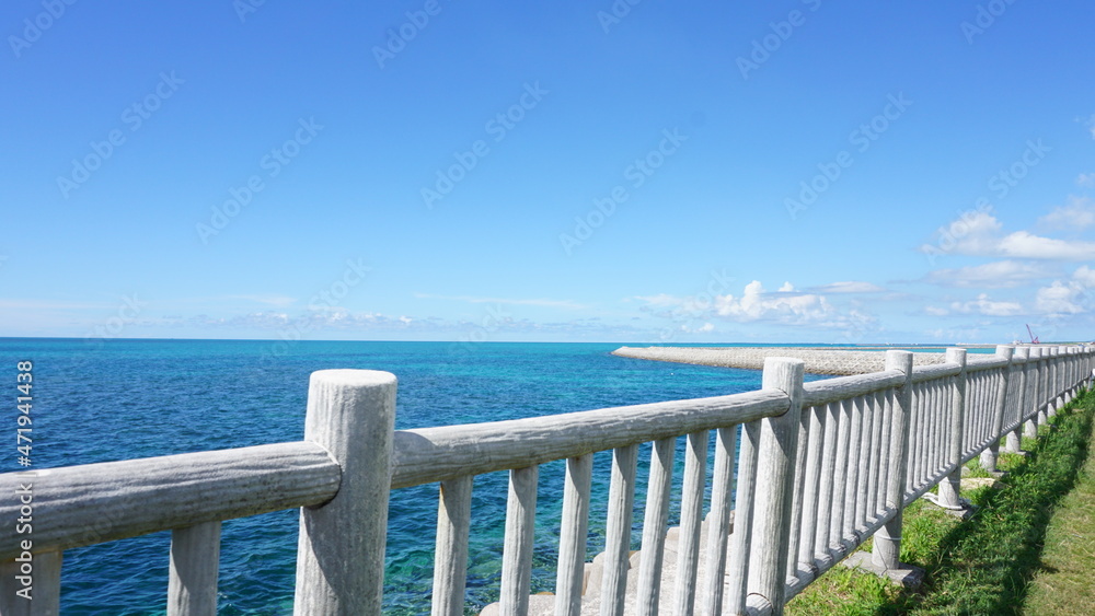 公園から沖縄の海を見る