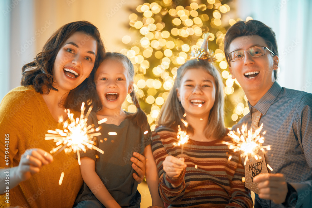 Fototapeta premium family celebrating New Year