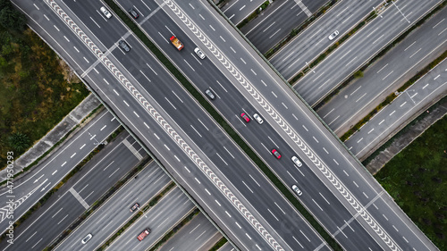 Foto Top down aerial view from drone on modern traffic junction of multiple lane highway road in metropolis city