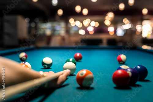 Tableau sur toile close up of female hand hold cue and preparing aiming to shoot to pool balls