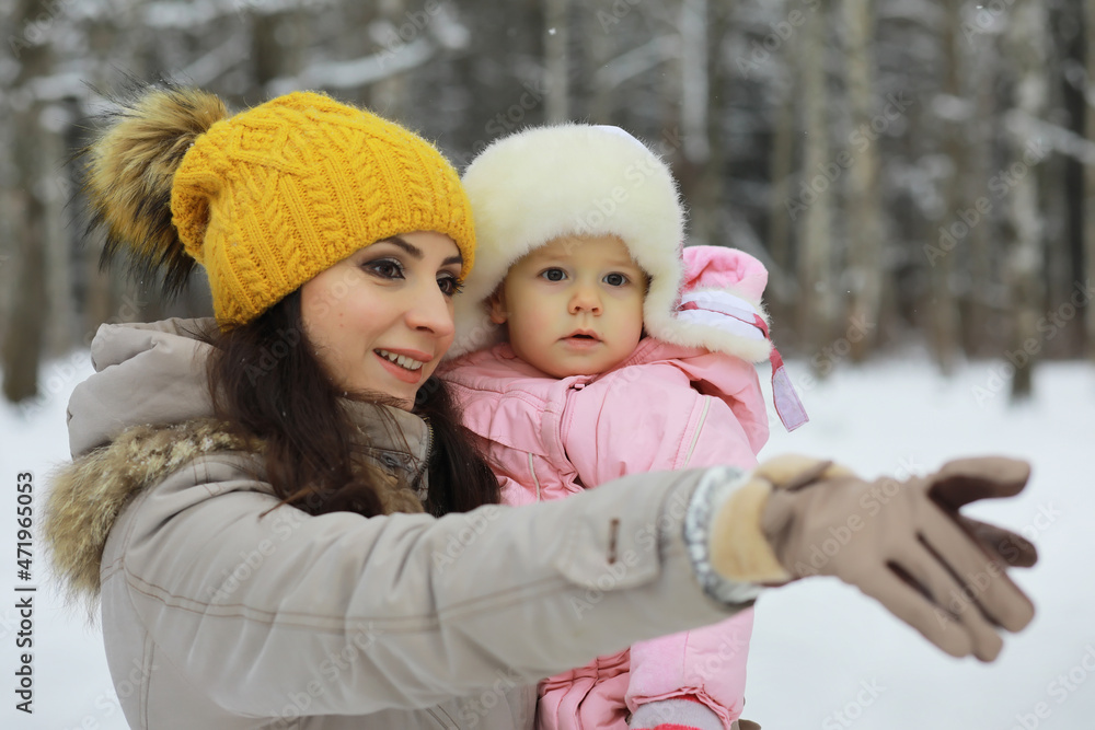 Obraz premium Happy family playing and laughing in winter outdoors in the snow. City park winter day.