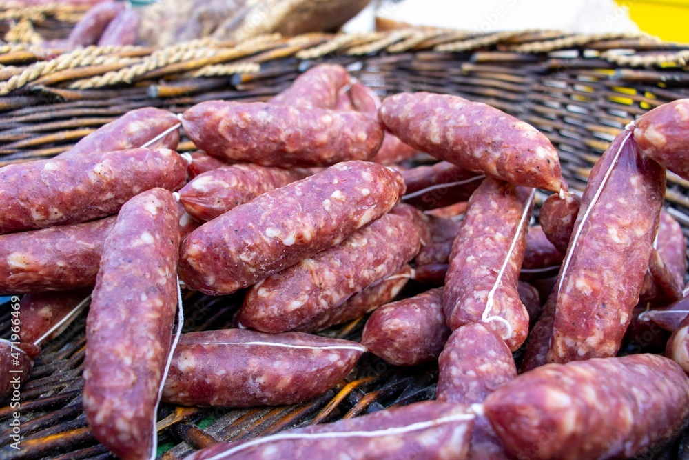 Seasoned Sausage with Wild Boar is produced with wild boar and pork, salted, spiced and seasoned, it is a real delight for those who love cured meats with an intense and natural flavor. Seasoned Sausage with Wild Boar is produced with wild boar and pork, salted, spiced and seasoned, it is a real delight for those who love cured meats with an intense and natural flavor.