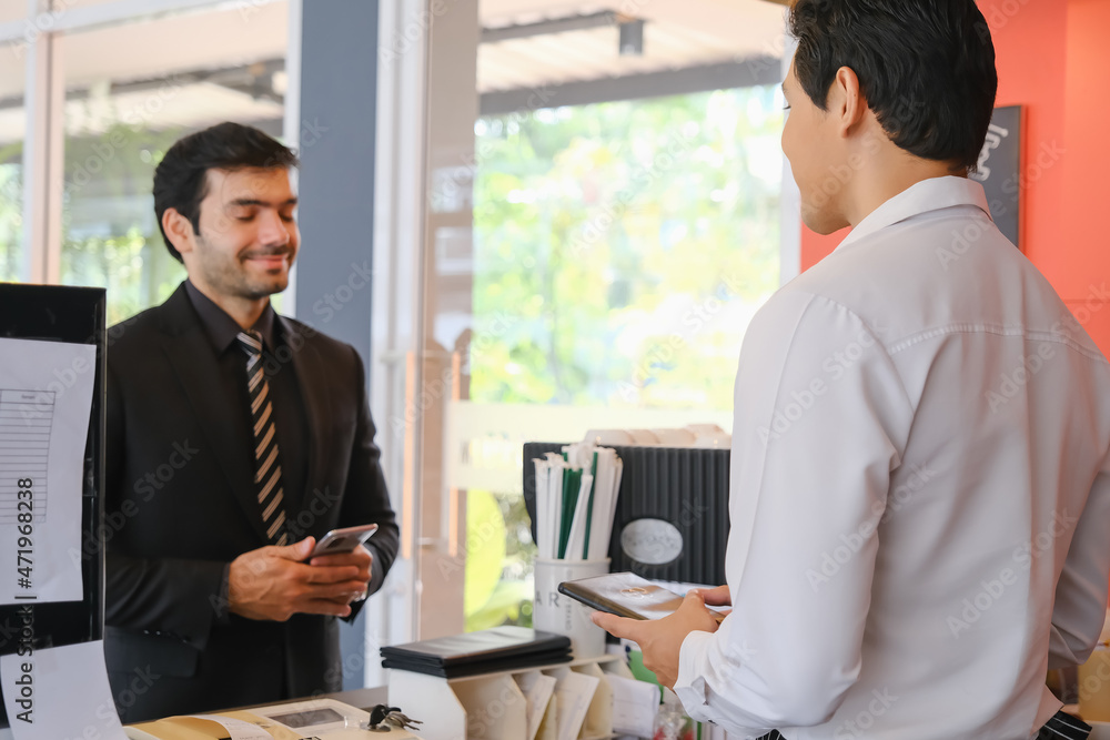 Obraz premium asia waiter serving caucasian businessman in cafe or restaurant