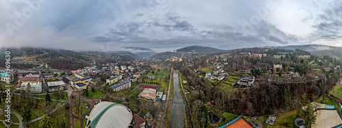 Wisła miasto w górach, Beskid Śląski późną jesienią, panorama z lotu ptaka. D...