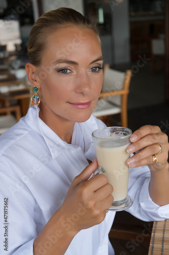 Frau mit Kaffee im Restaurant photo