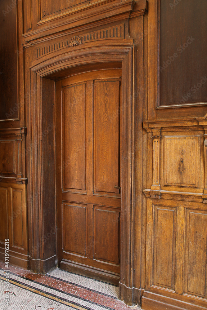 Porte ancienne en bois et murs plaqués de bois Porte ancienne en bois et murs plaqués de bois