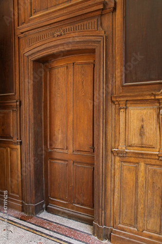 Porte ancienne en bois et murs plaqués de bois
