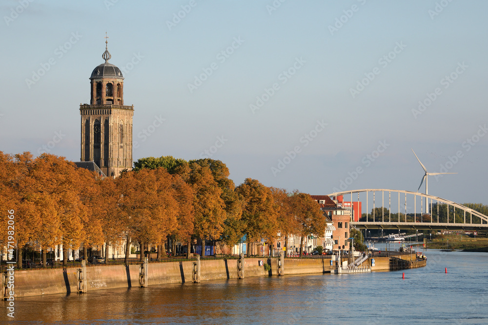 Obraz premium A panoramic view on the city of Deventer in the Netherlands and the river Ijssel in autumn 