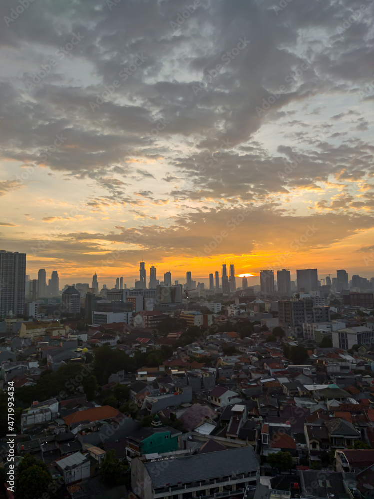 Fototapeta premium Beautiful sunsets in urban areas, to be precise in the capital city of Indonesia, Jakarta.