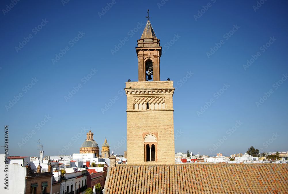 Perfil de Sevilla con la torre de la Iglesia de San Marcos en primer plano, Andalucía, España