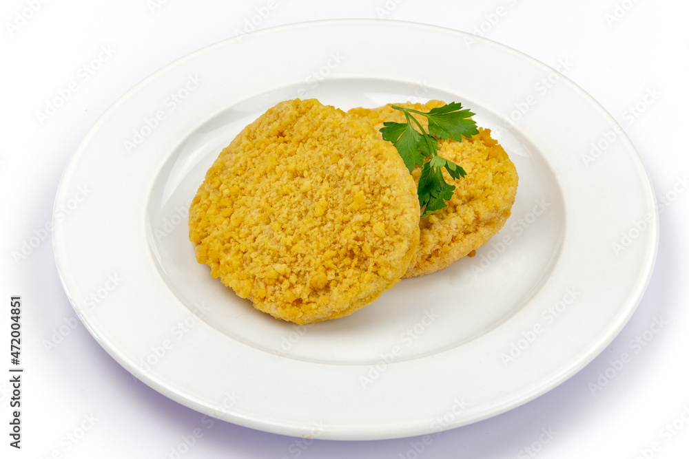 escalopes de poulet frites sur une assiette blanche isolée sur fond blanc escalopes de poulet frites sur une assiette blanche isolée sur fond blanc