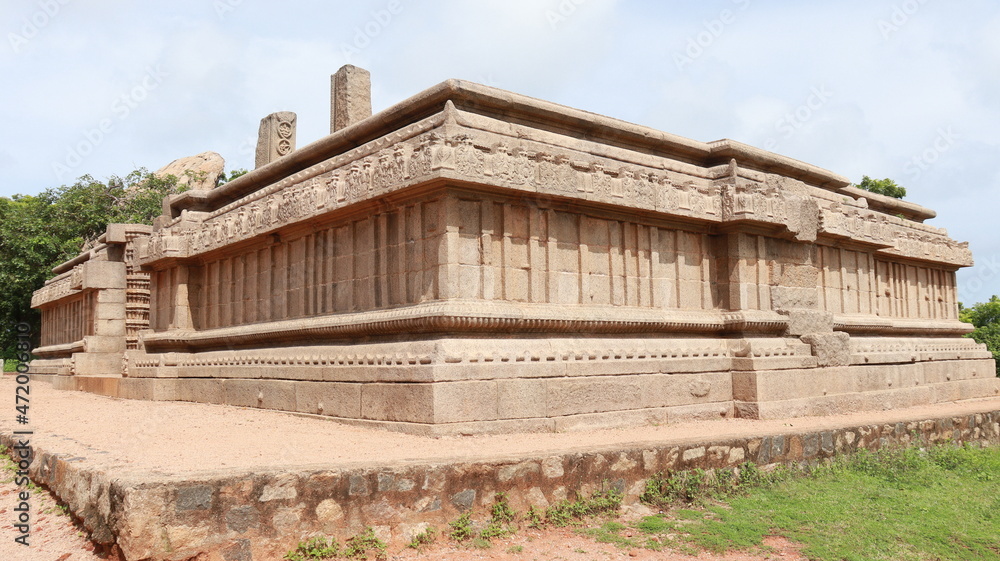 The exterior of the Raya Tower is believed to date back to the Vijayanagara period. Beautiful sculptures can be seen on the walls of the temple. Exterior view of the temple