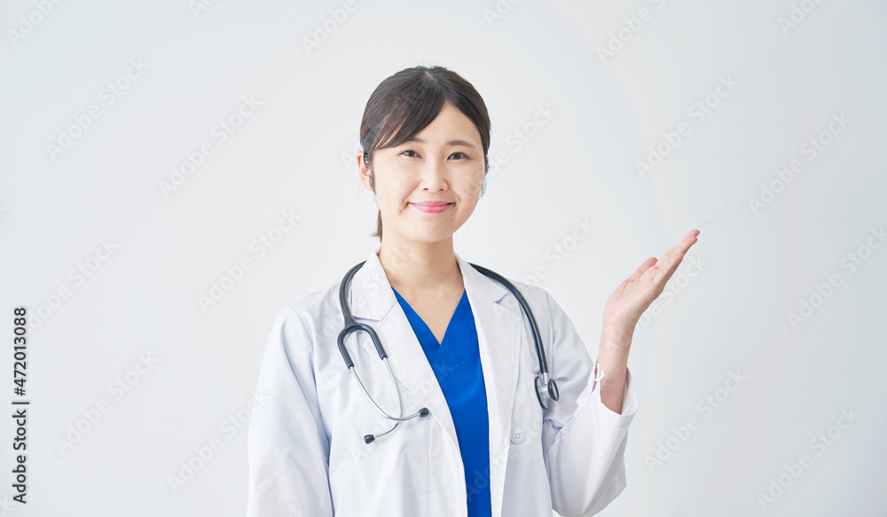 女性　医者　案内　白背景