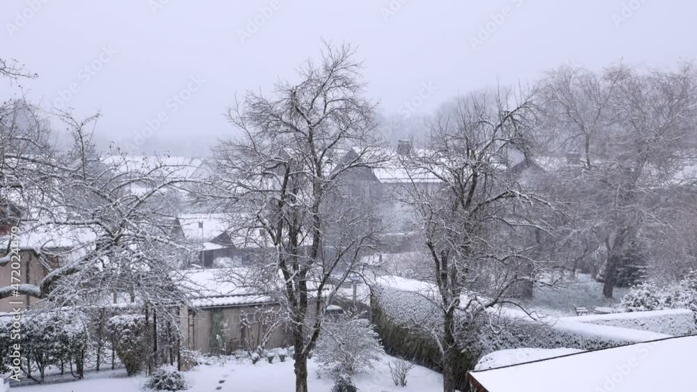 Schneefall in einem Dorf in Bayern, Deutschland Schneefall in einem Dorf in Bayern, Deutschland