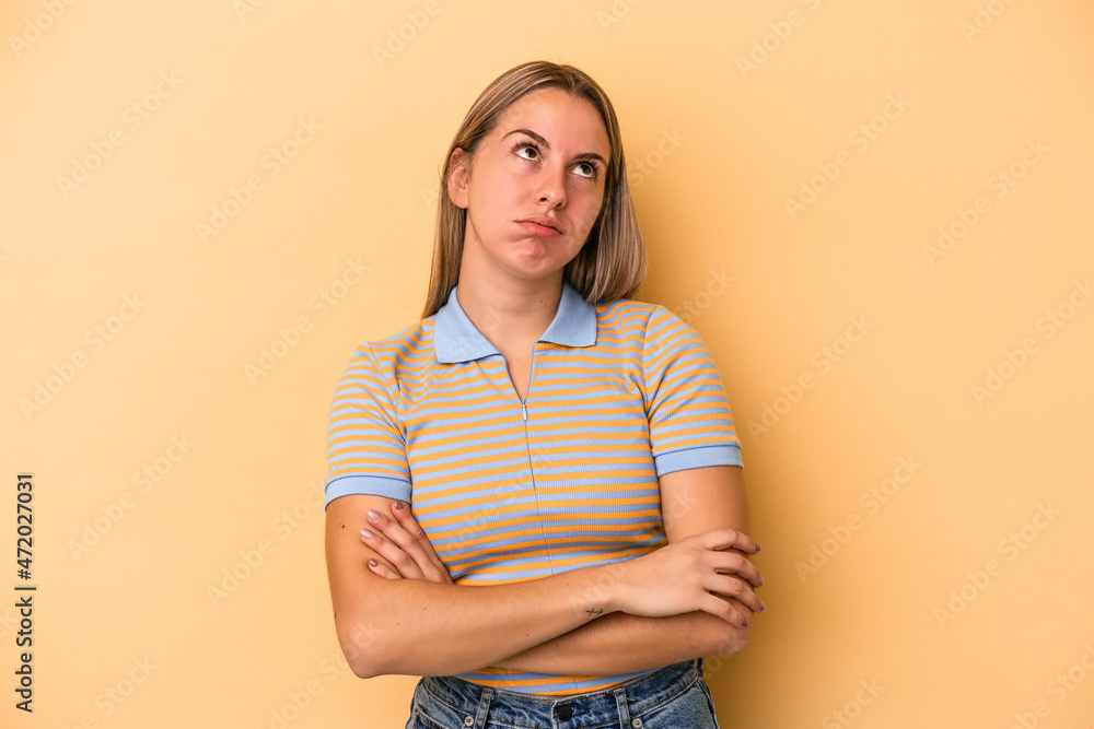 Obraz premium Young caucasian woman isolated on yellow background tired of a repetitive task.