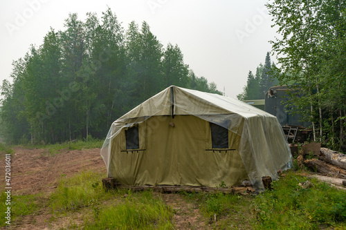 Military tent in the field. field camp in nature. large green tarpaulin tent. Army camp. © Pavel