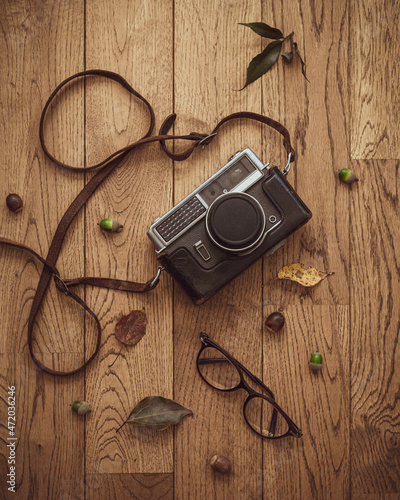 カメラとメガネがある、秋のスタイリングイメージ