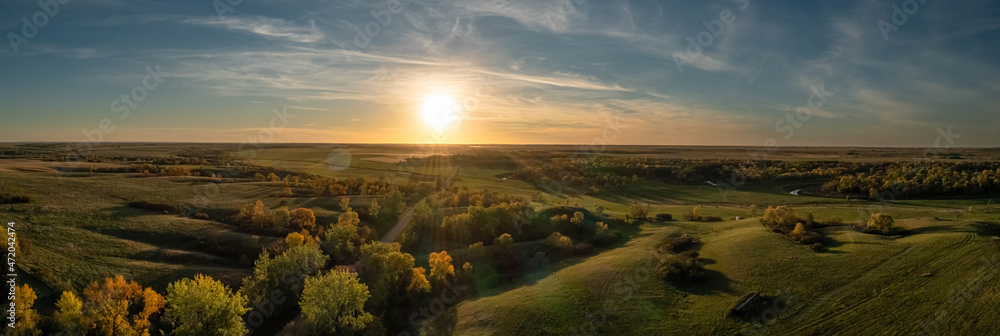 Ταπετσαρία Aerial panorama of a sunset over the gentle rolling hills of the Great Plains with trees in their autumn colors in North Dakota
