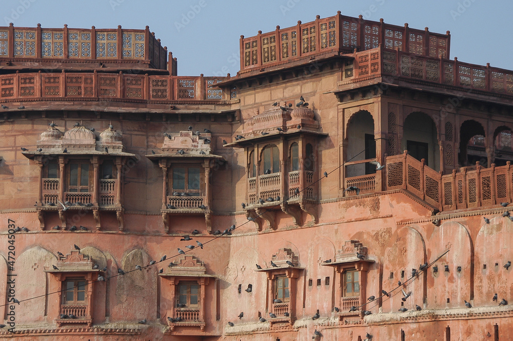 Edificios en el interior del Junagarh Fort en la ciudad de Bikaner en la región de Rajastán, India