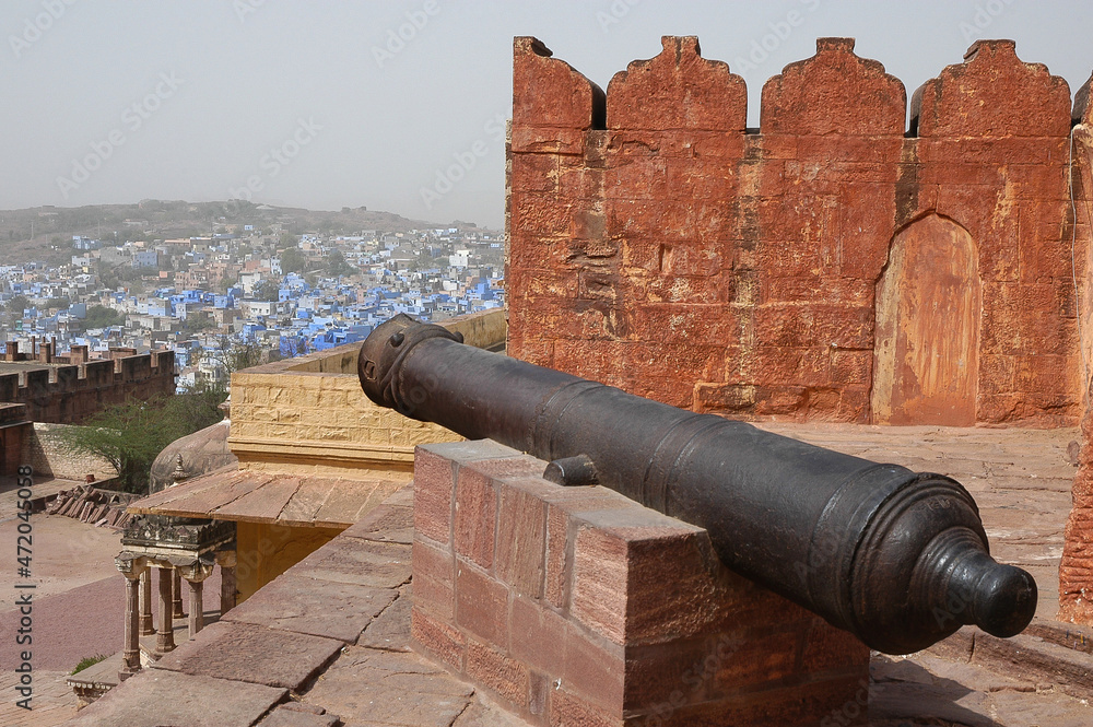 Muros y cañones en el interior de la fortaleza de Mehrangarh en la ciudad de Jodhpur en Rajastán, India