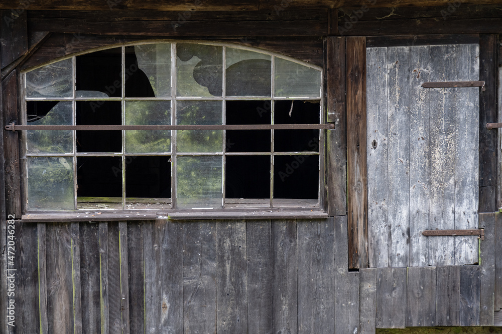 defektes Fenster einer alten Scheune