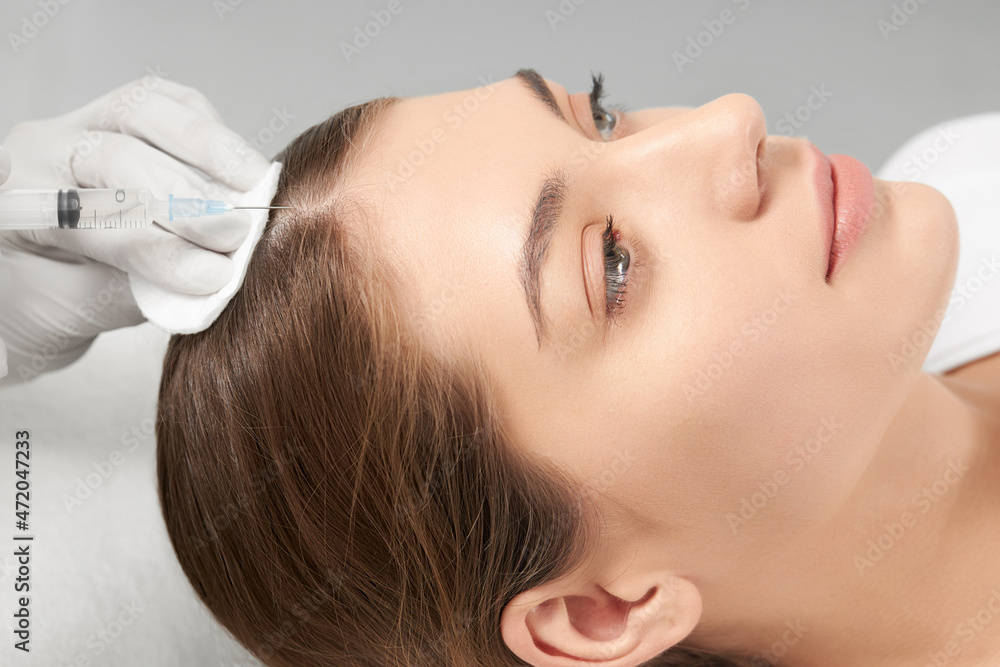 Ταπετσαρία Side view of beautician in white rubber gloves doing injection for hair in professional beauty salon