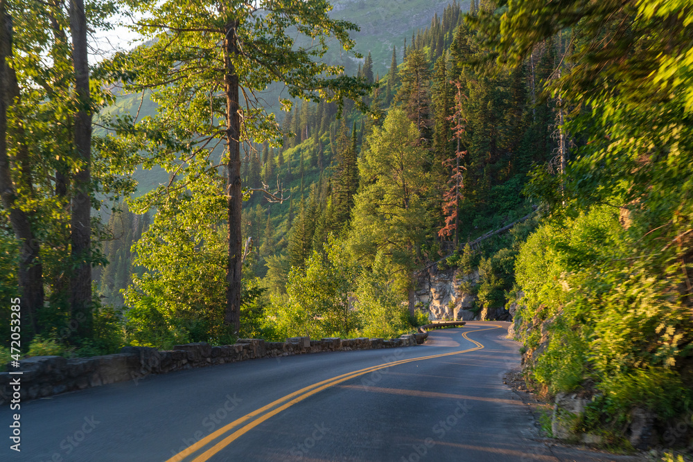 Fototapeta premium Złota godzina, widziana podczas jazdy drogą Going to the Sun Road w Glacier National Park w Montanie podczas pięknego, słonecznego letniego wieczoru