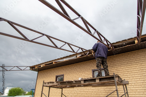 Wallpaper Mural A worker installs metal spans at a construction site. Torontodigital.ca