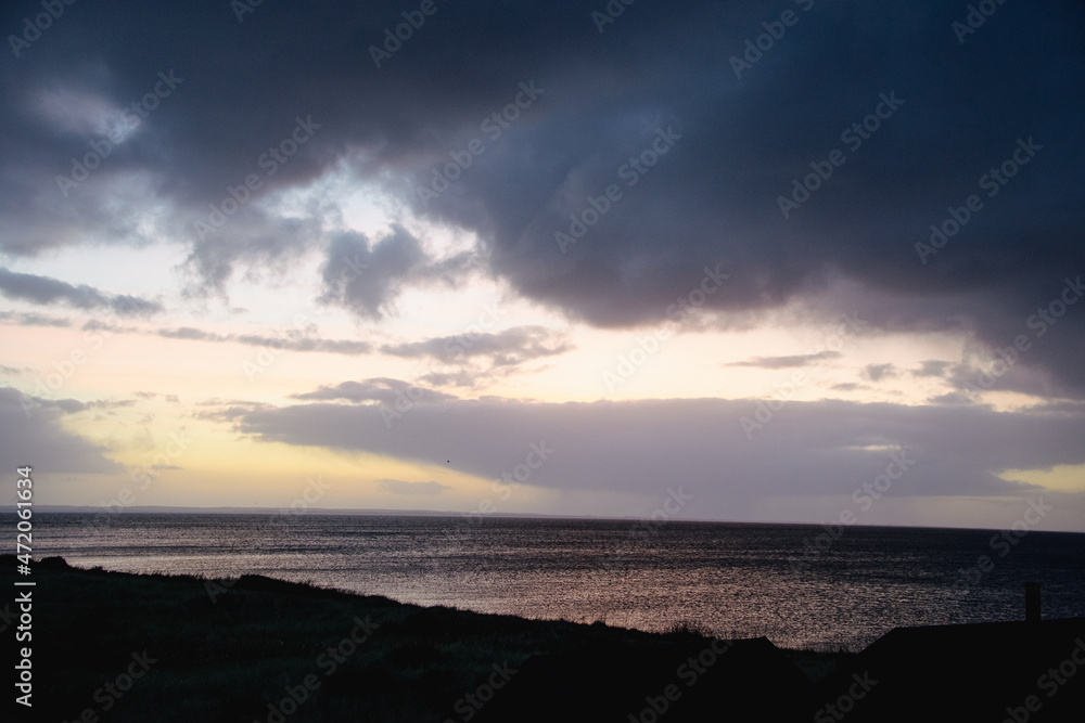 stürmische Morgenstimmung am Fjord, Frühmorgens, Sonnenaufgang