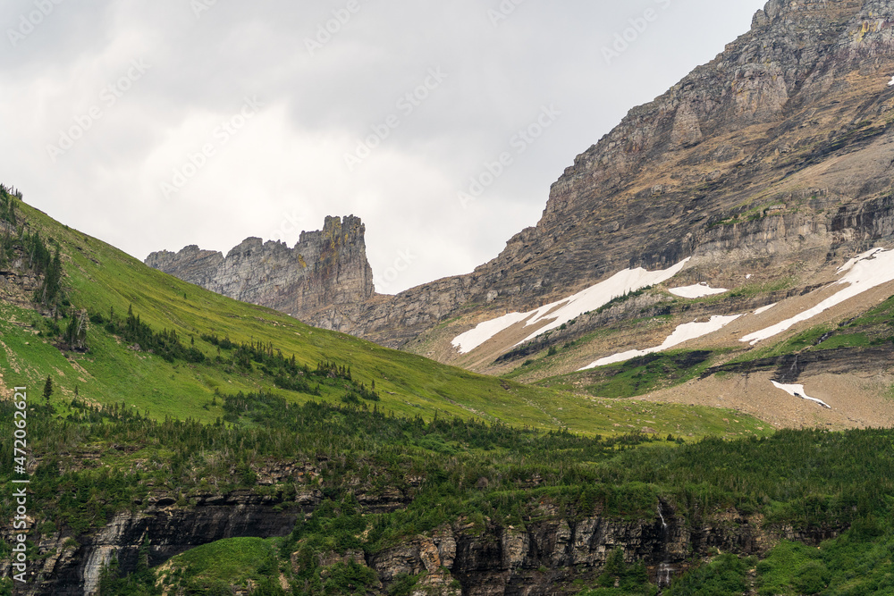 Obraz premium Golden hour and sunset, as viewed while driving on the Going to the Sun Road in Glacier National Park in Montana on a beautiful sunny summer evening 