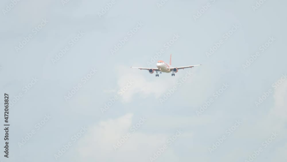 Long shot, the airliner arrives Long shot, the airliner arrives