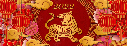 Foto 2022 Happy Chinese new year gold relief tiger flower cloud lantern and lattice frame