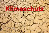 Klimaschutz gegen Klimawandel und Trockenheit auf dem Boden wegen Dürre