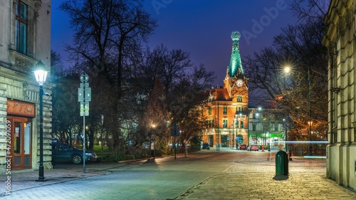 Dom Pod Globusem w Krakowie w podświetlony w porze nocnej