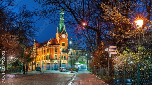 Dom Pod Globusem w Krakowie w podświetlony w porze nocnej