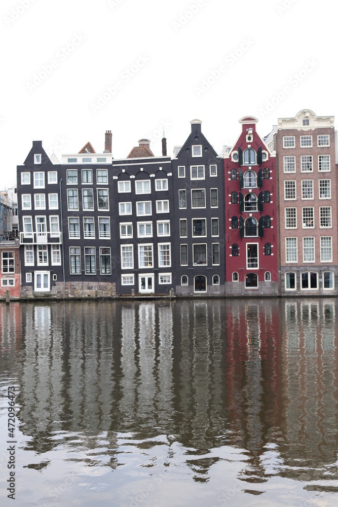 Casas junto al canal en Amsterdam