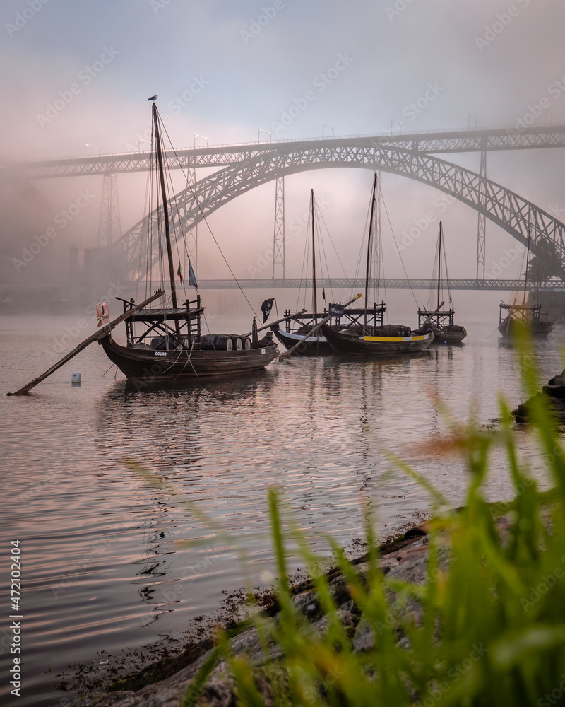 Fototapeta premium Waiting boats