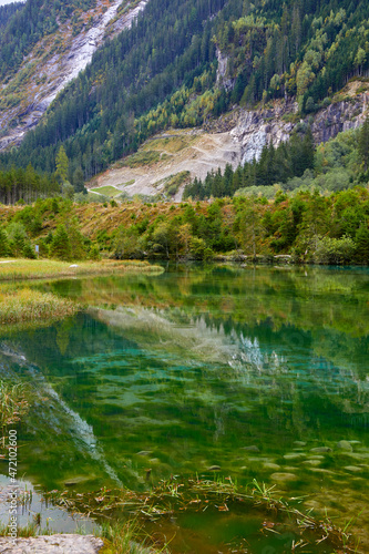 Malerischer Fischeich in den österreichischen Alpen mit schöner Spiegelung. Der Blausee im Obersulzbachtal.