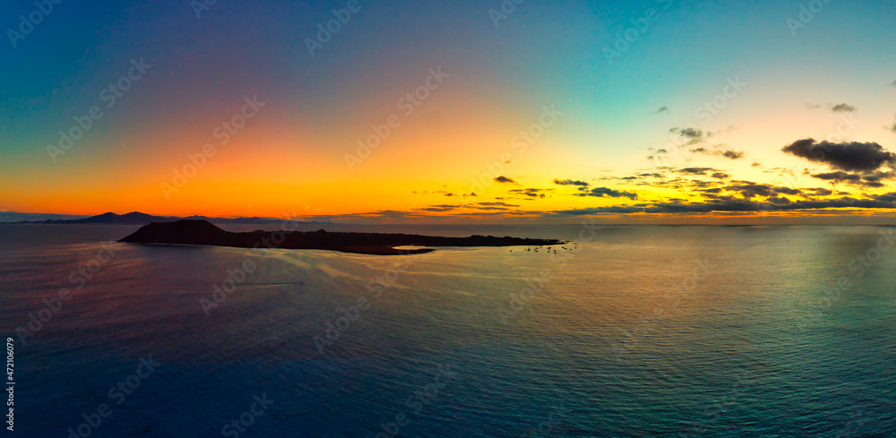 Obraz premium Beautiful sunrise panoramic view over Isla de Lobos Fuerteventura