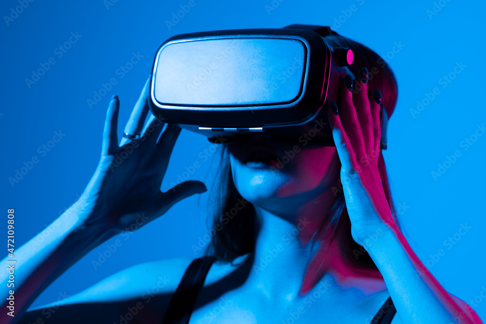 Young woman using VR headset helmet to interacts with metaverse using swipe  and stretching gestures. Watching virtual reality 3d video. Girl in VR  goggles looking around. foto de Stock | Adobe Stock