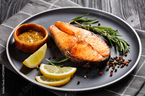 Fotografie baked salmon steak on a plate, top view