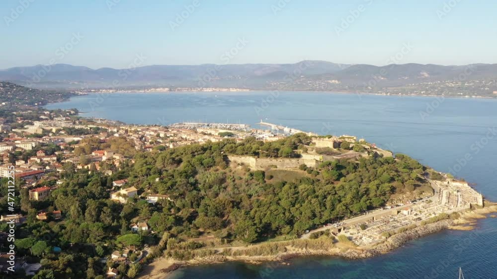 survol de Saint-Tropez sur la french Riviera dans le Var, sud de la France survol de Saint-Tropez sur la french Riviera dans le Var, sud de la France