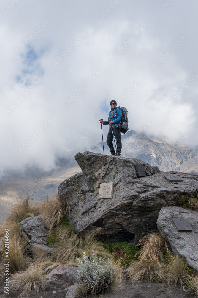 Obraz premium Woman hiker on a top of a mountain