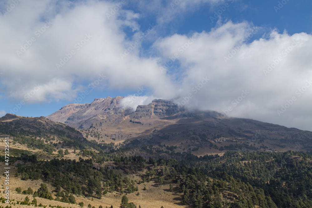 Fototapeta premium iztaccihuatl Amazing volcanic mountains in Puebla, Mexico