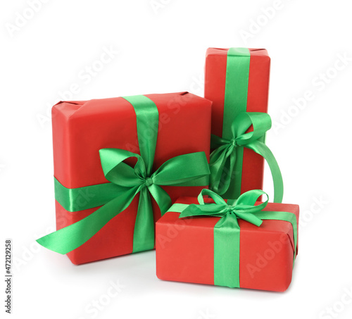 Fototapeta Naklejka Na Ścianę i Meble -  Red gift boxes with green bows on white background