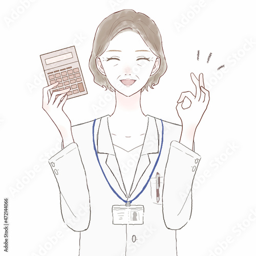 電卓を持ってOKサインを出す中年の女性医師