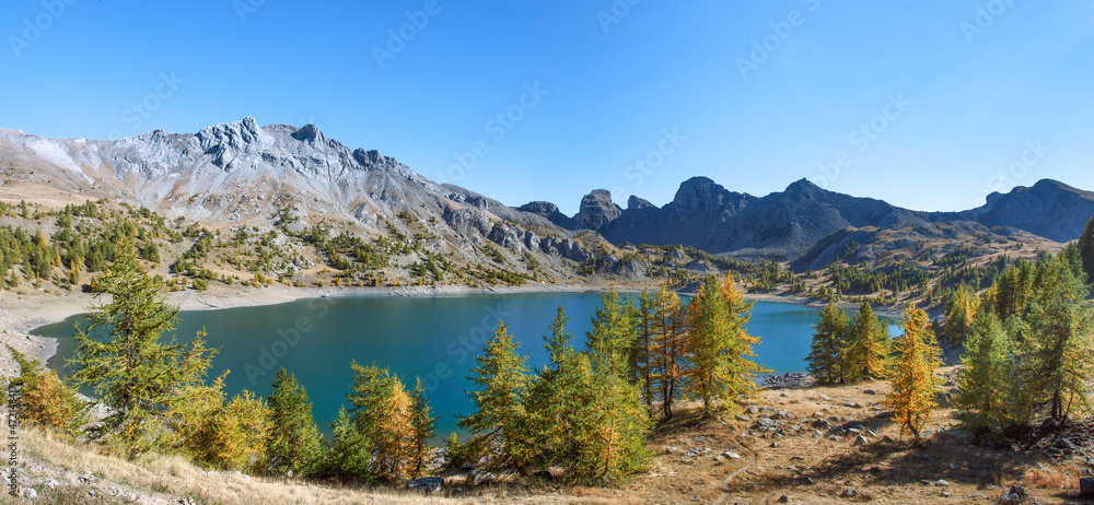 Lac d'allos, automne en Provence, Alpes de Hautes-Provence, Parc du Mercantour, France 