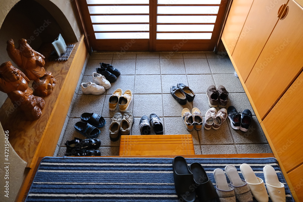 家 の 中 で 靴 を 履く
