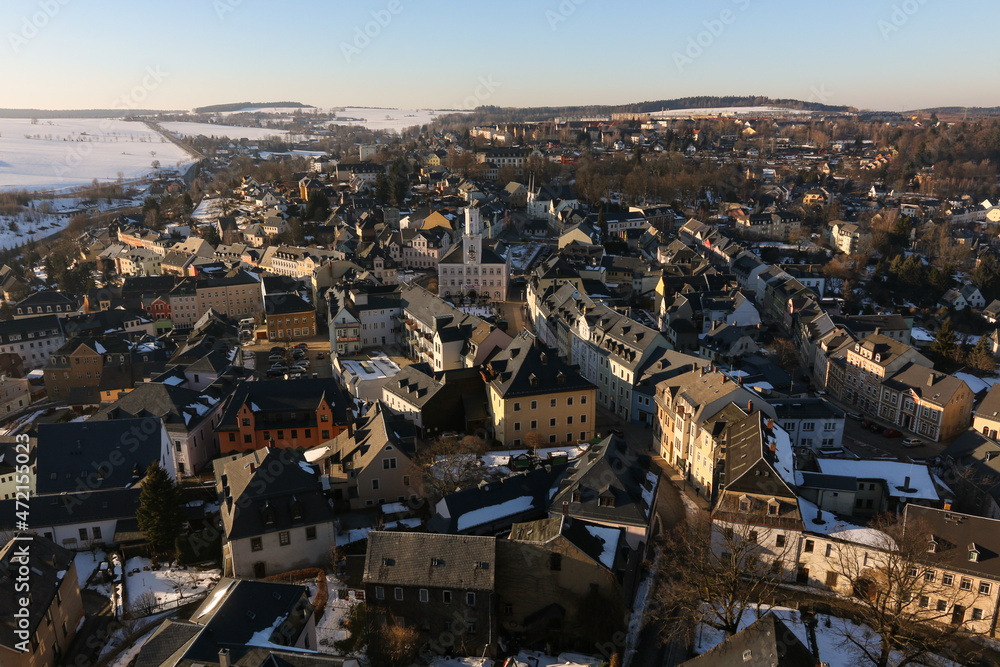 Blick auf Schneeberg im Erzgebirge -Altstadt mit Rathaus und schneebedeckter Umgebung im Winter