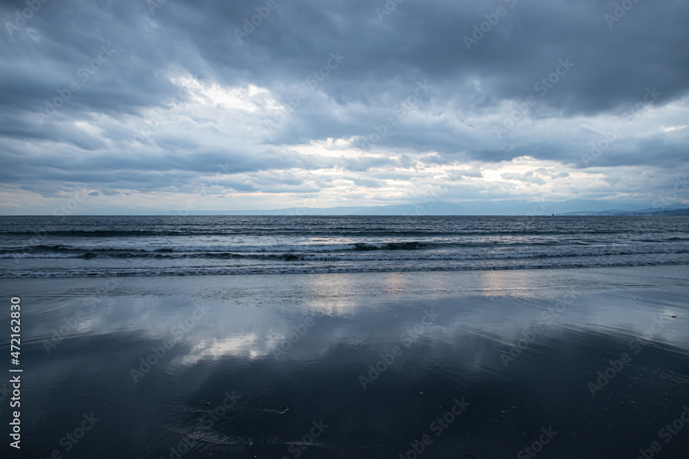 波打ち際の湘南の海、夕方の雲は寂しくそして遠い